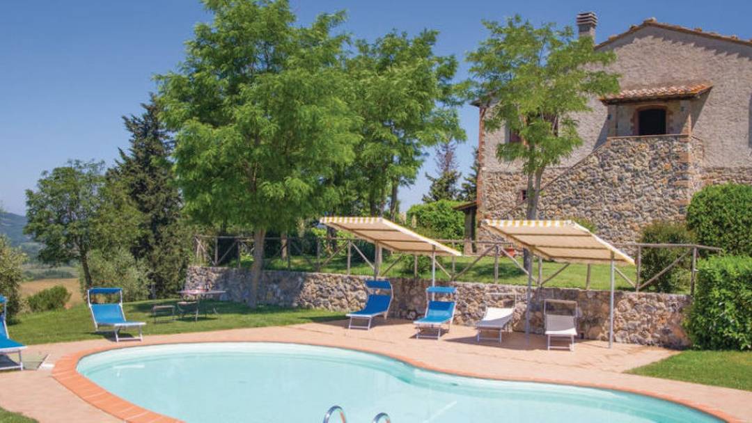 Estate for sale in Siena, Tuscany. Estate of 170 hectares with two farmhouses and 2 swimming pools. The company mainly deals with cereal crops.