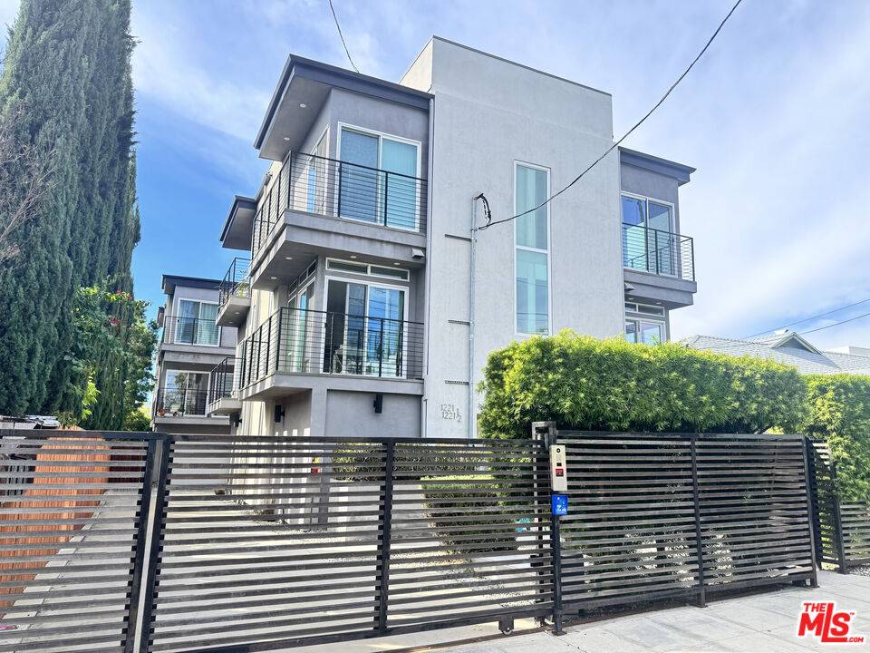 1223 N Kenmore Ave 13BR La