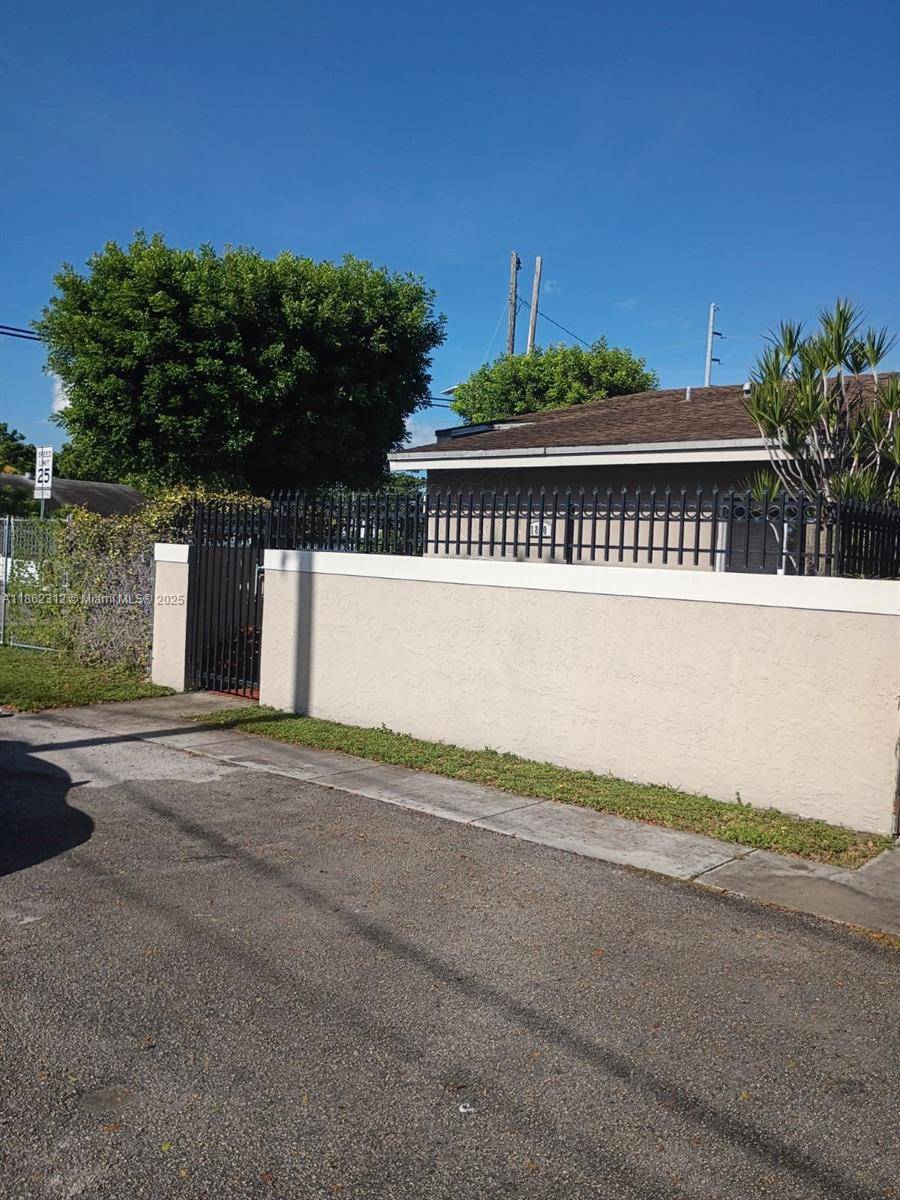 Charming 3 2 property Great investment property in Wynwood, with an open layout and private backyard !