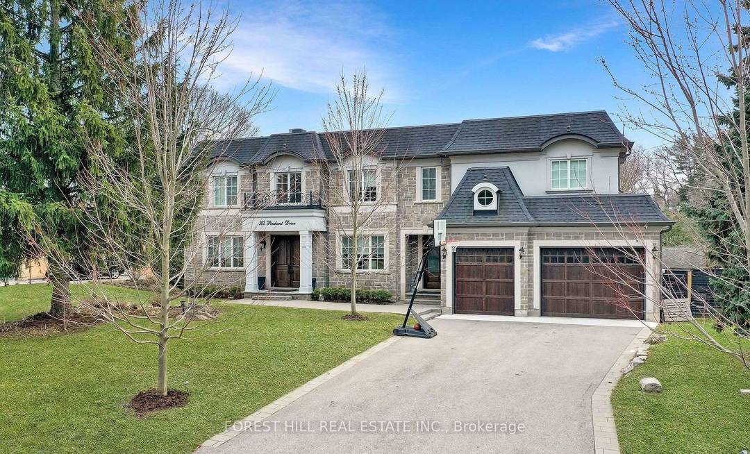 Stunning custom built residence in prime Eastlake, Southeast Oakville, offering 4, 140 sq ft of luxury living space on a private, sun filled lot.