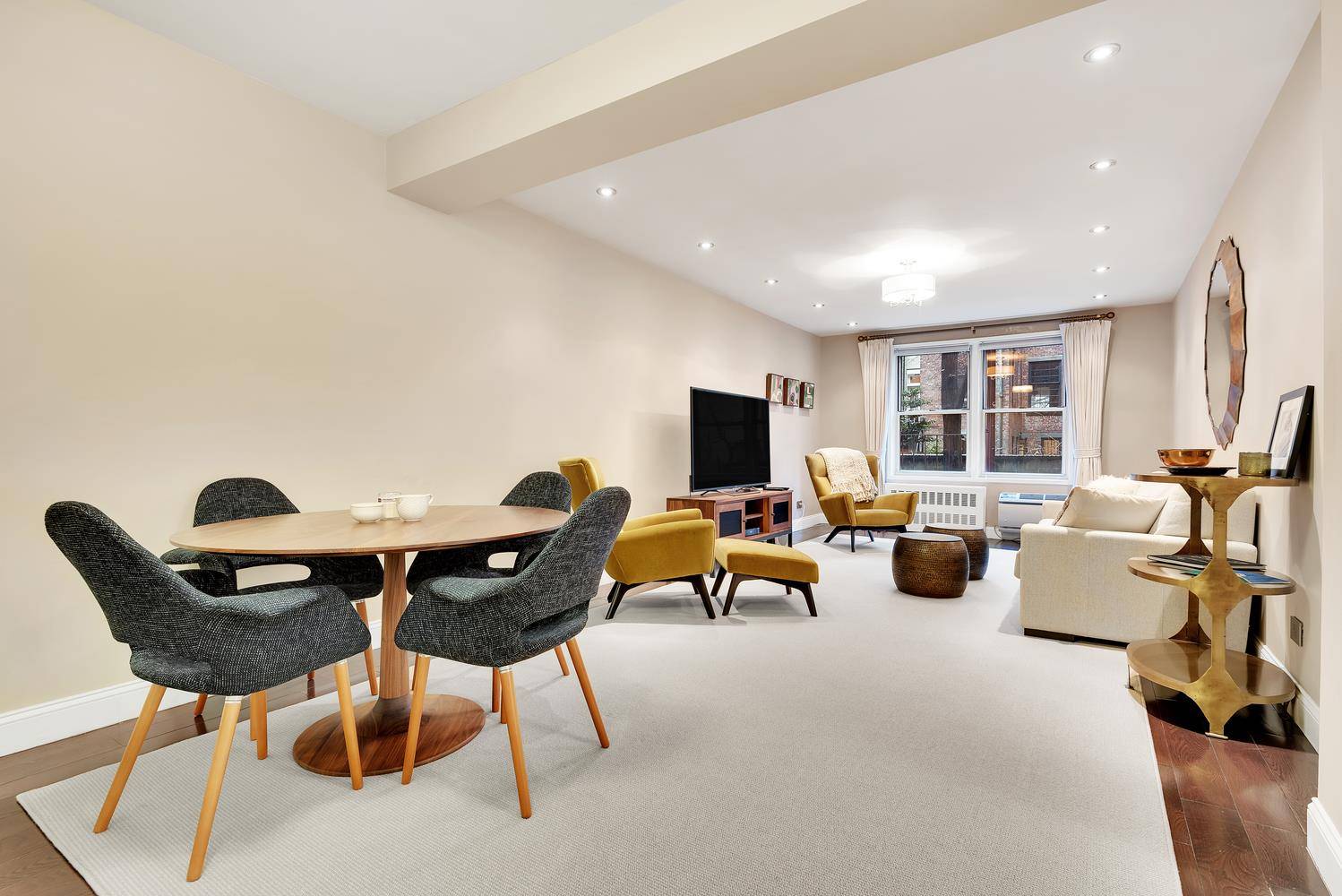 Welcome to this state of the art 1 bedroom residence located in a prestigious full service doorman building on the corner of 94th Street and Madison Avenue.