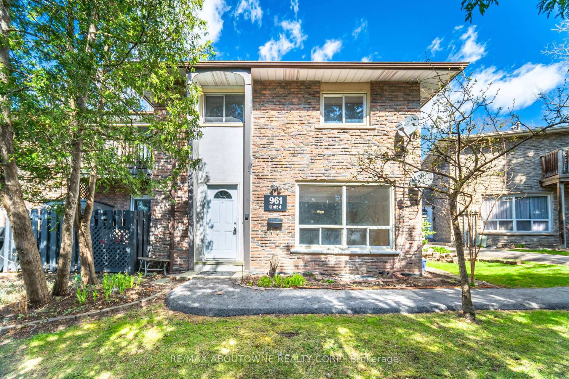 Welcome to 4 961 Francis Road in beautiful Burlington.