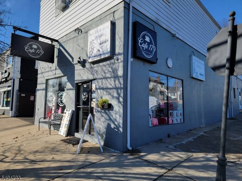 Beautiful newer cafe located on a prime corner of Union Blvd, offering excellent visibility and strong foot traffic.