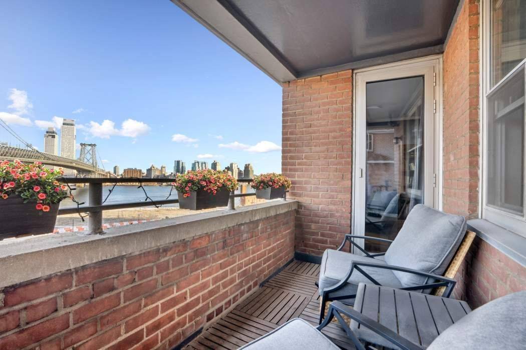 Perched on the 8th floor, residence L806 enjoys breathtaking views of the Williamsburg and Brooklyn Bridges along with the East River.