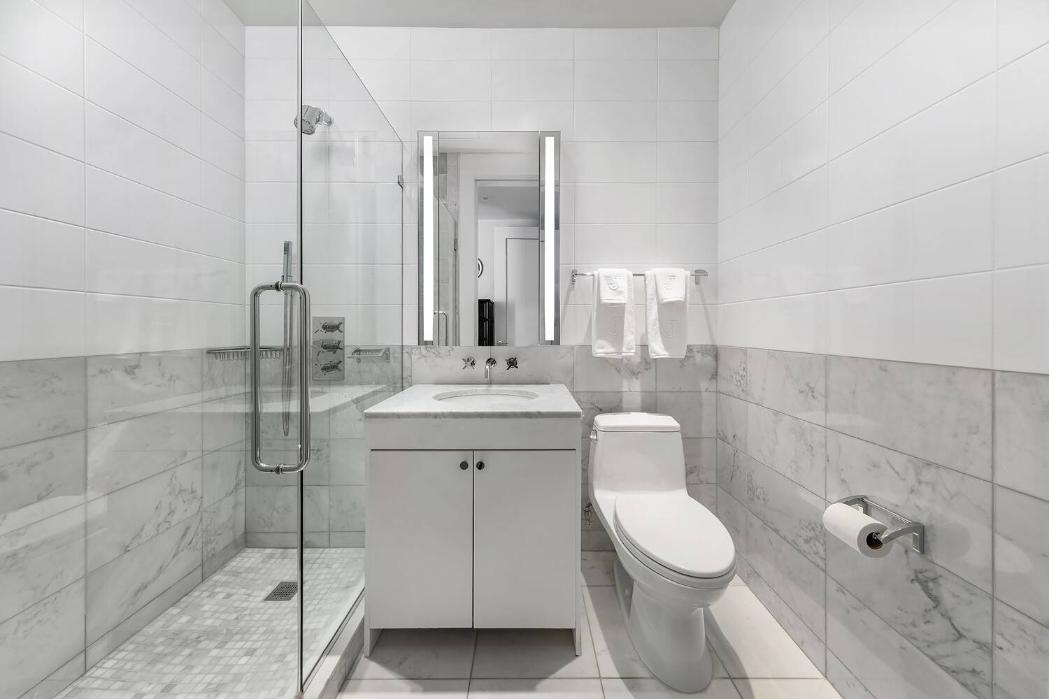 Expansive Hi Floor Aerie This sun flooded, high floor, corner residence offers triple exposures with sweeping city views through floor to ceiling windows.