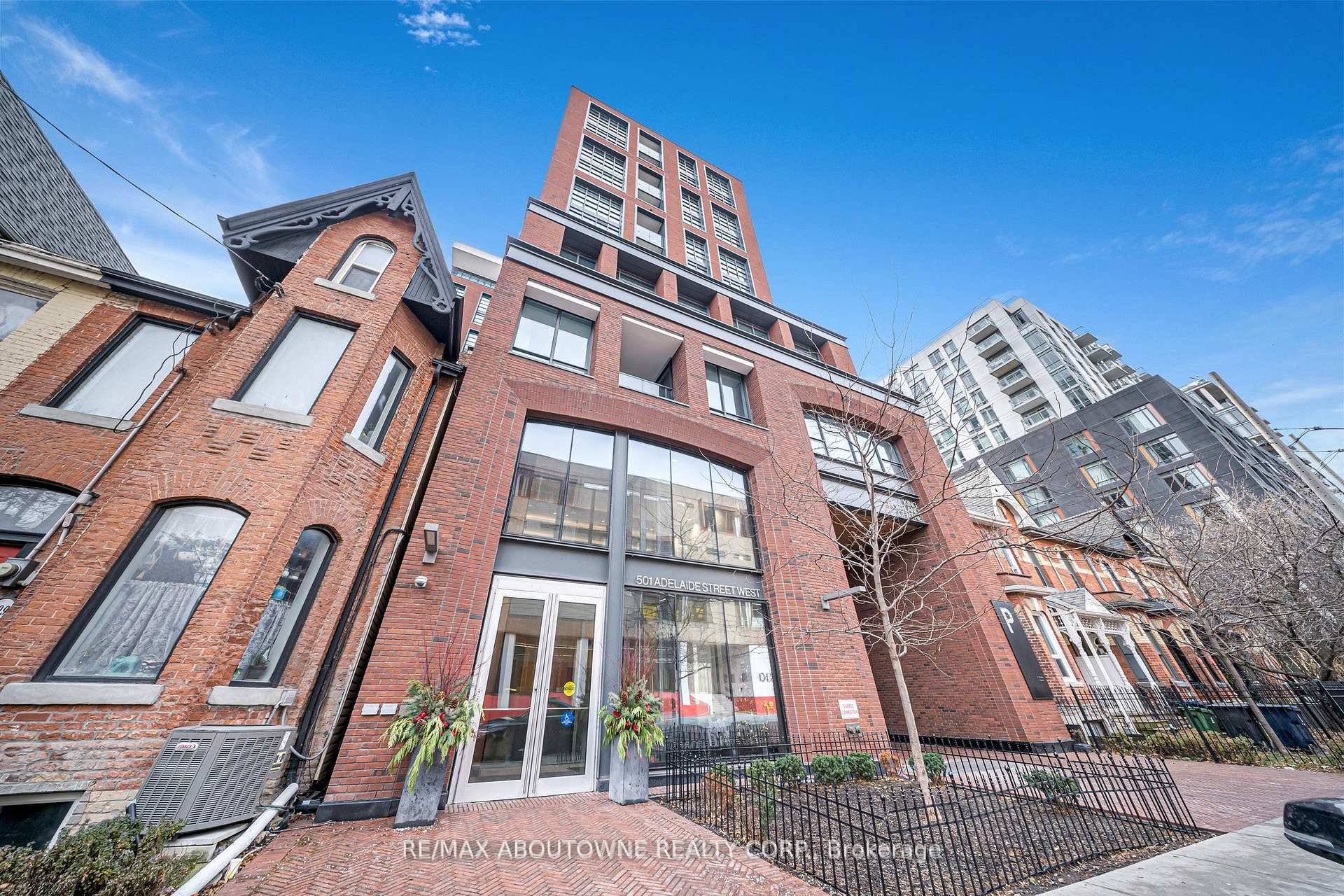 Fully furnished 2 bed 2 bath at the Kingly in King West.