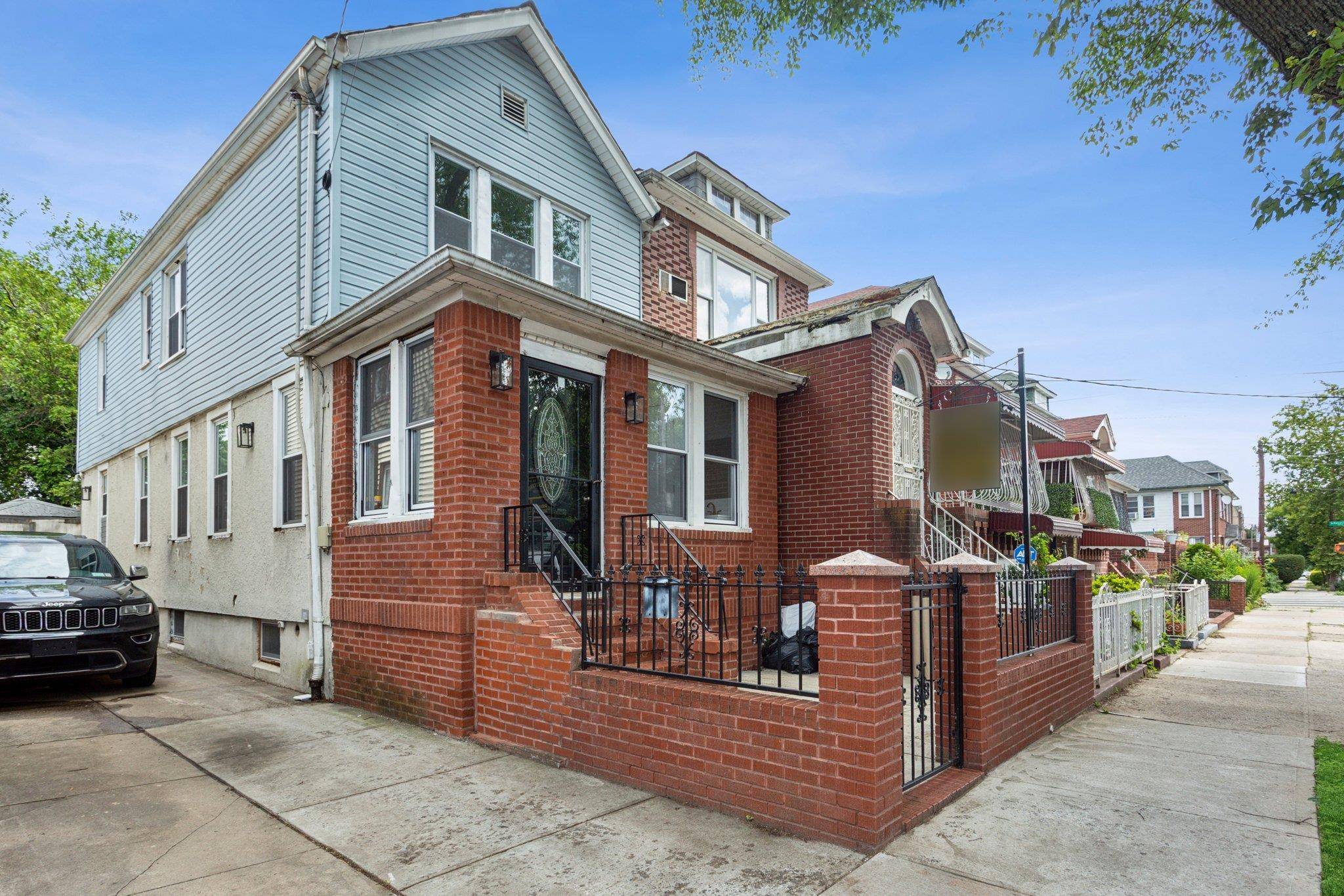 Welcome to this charming single family home in the heart of Brooklyn !