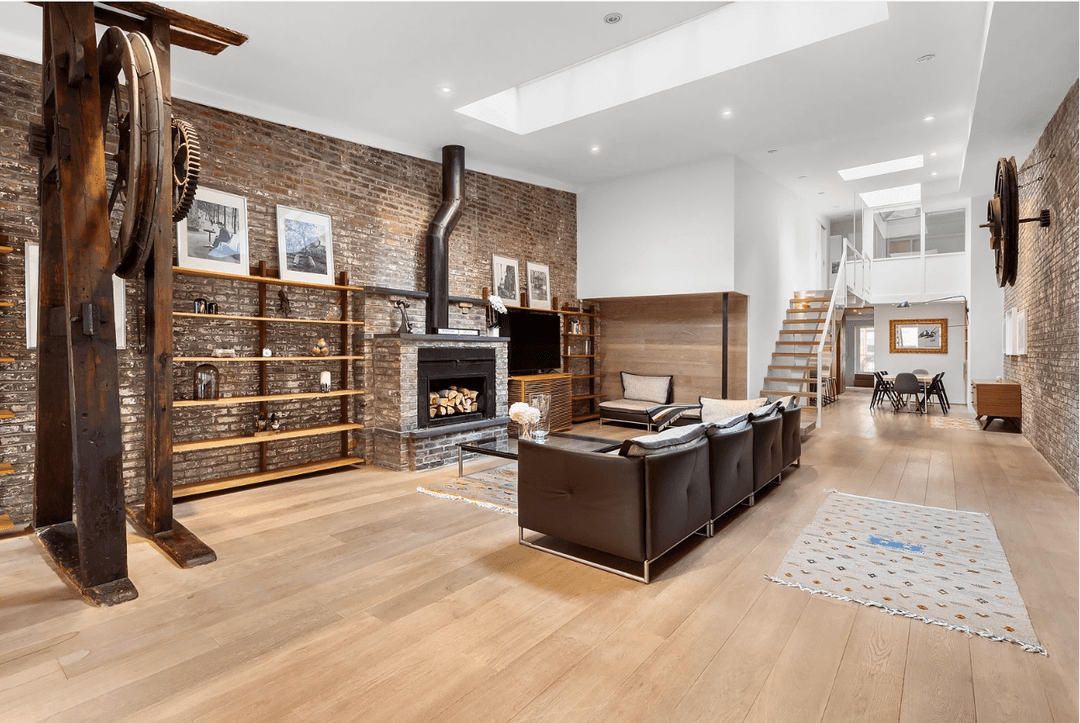 Experience luxurious loft living in this 3 Bedroom Office, 2 Bathroom with private rooftop terrace.