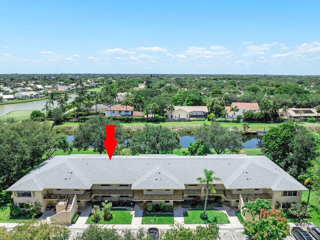 This 2 BR 2 BA second floor condo is located in the all age, pet friendly community of Delray Oaks West.