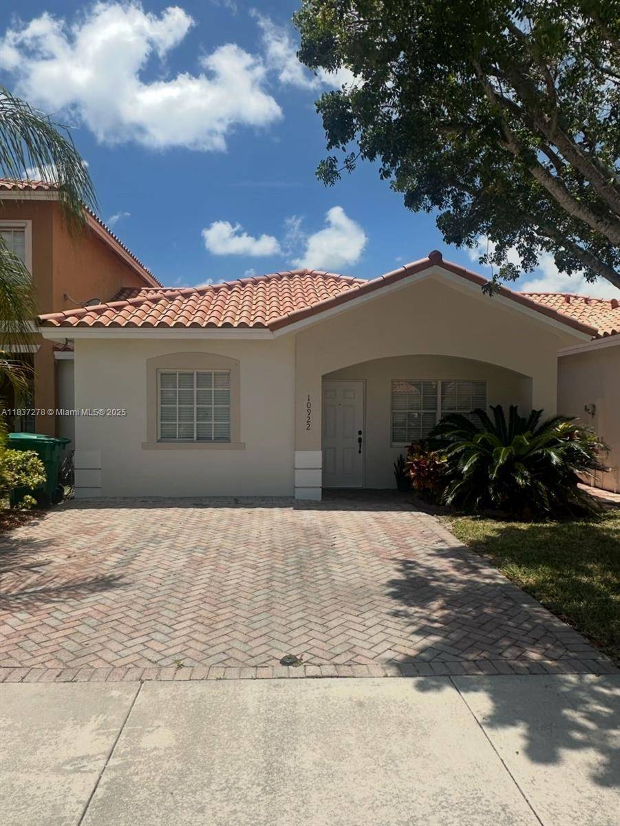 This is a very spacious 3 bedroom 2 bath townhome lot and block with lots of nature light and tile throughout the home.