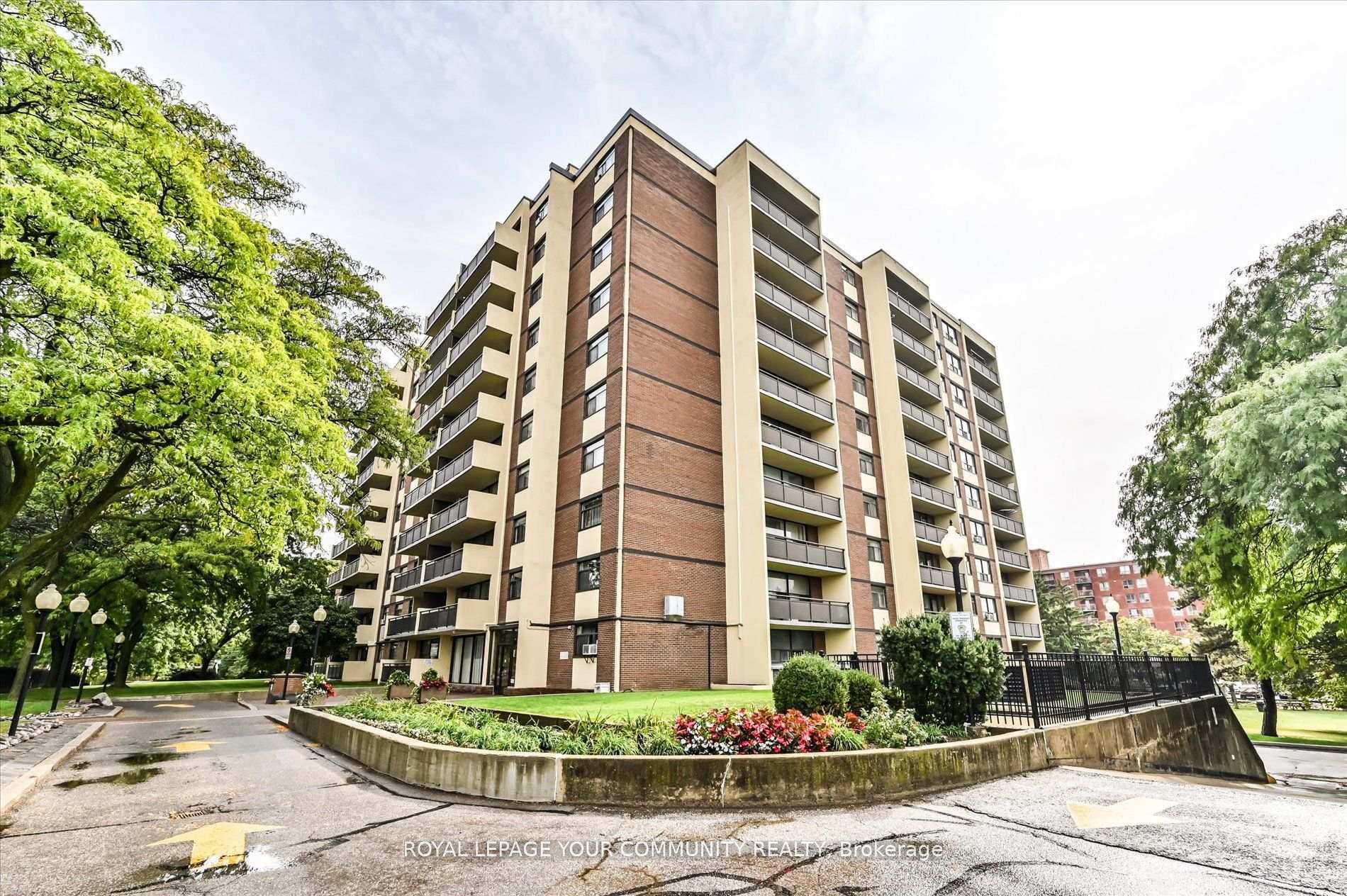 Offering this spacious 2 bedroom, 1 bath condo offering 1, 029 sq ft of potential !