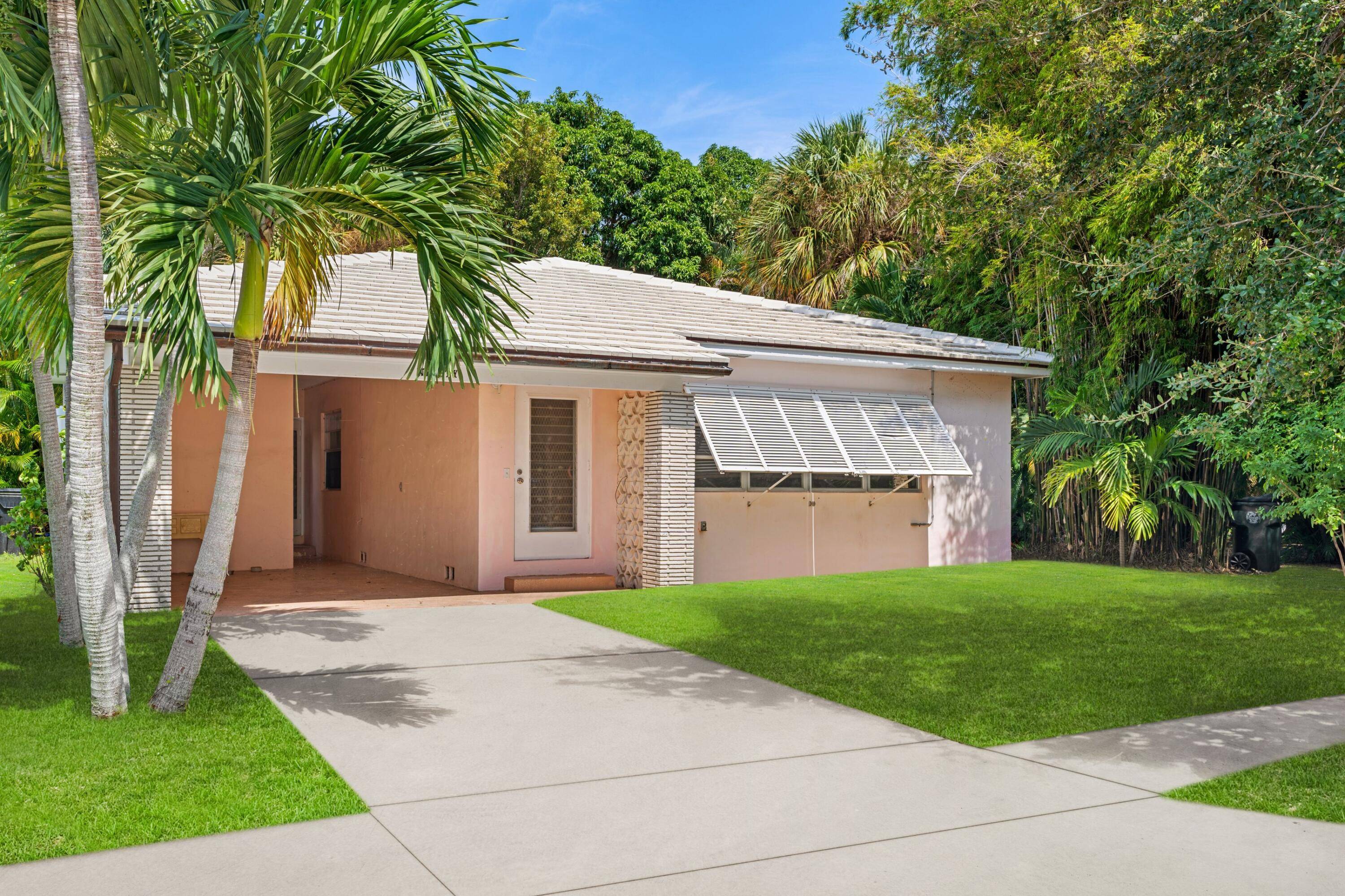 Solid mid century ranch style home, on a quiet cul de sac in southeast Lake Worth Beach.