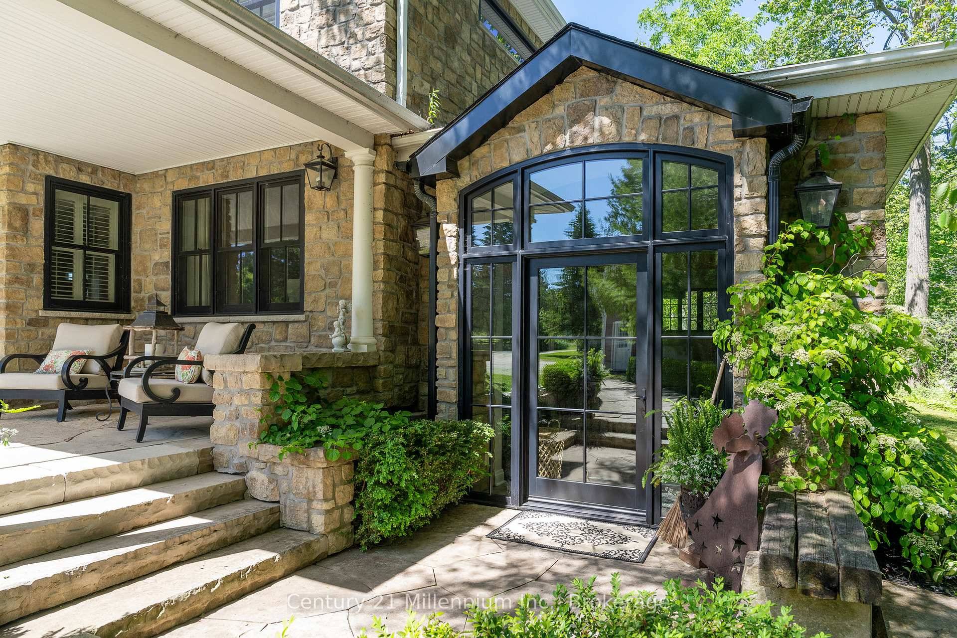 SKI SEASON RENTAL 4 BEDS 4 BATH Welcome to the historic Camperdown Sandhill Estate, a truly unique country retreat set on 2.