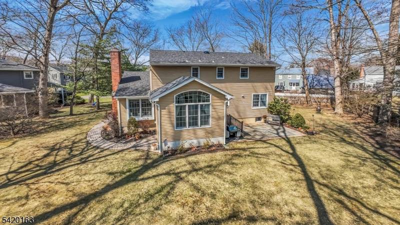 Amazing Pompton Plains cul de sac location in million dollar neighborhood.
