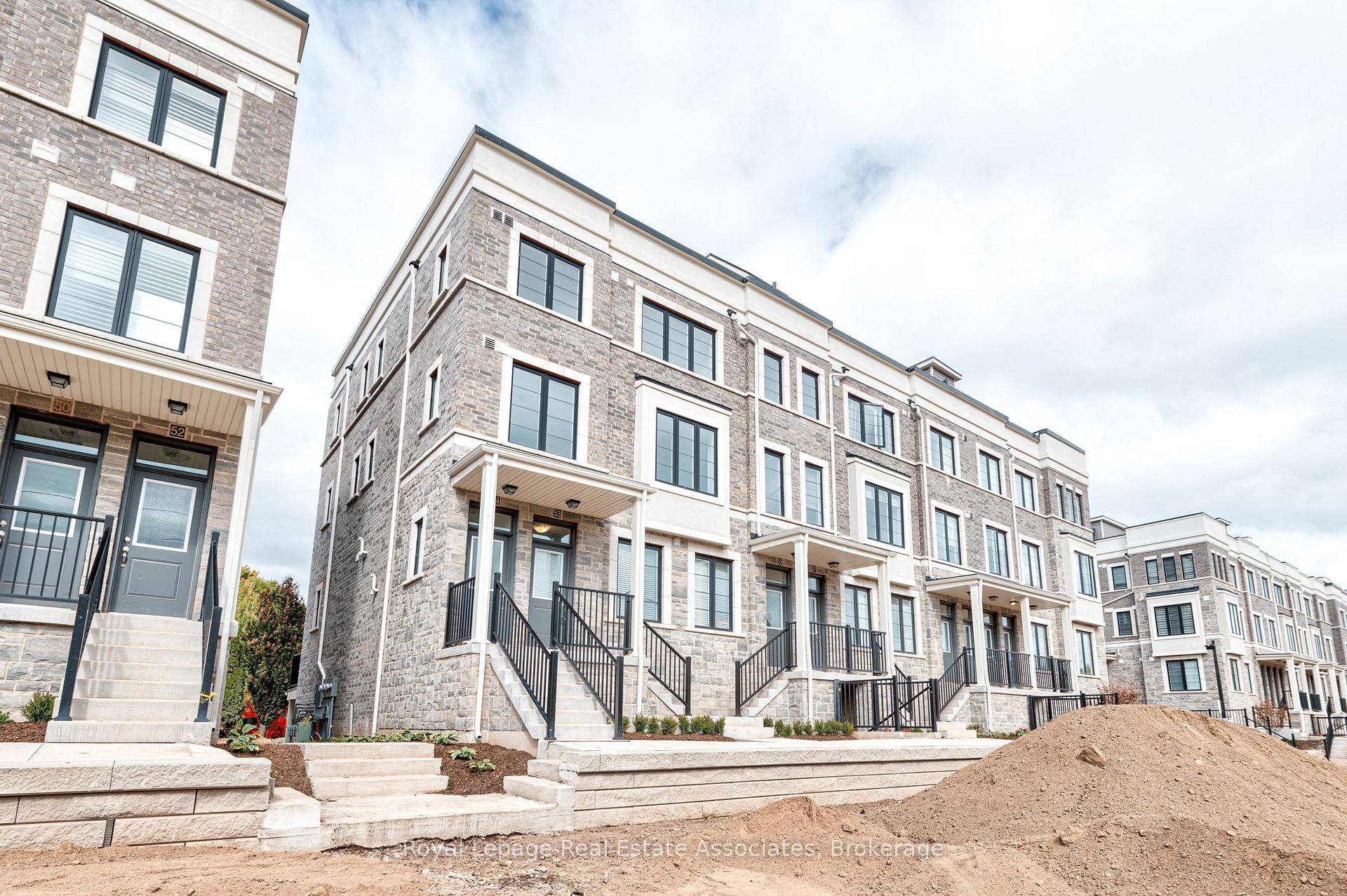 1 Story 3 bed 2 bath townhouse in the beautiful neighborhood of Waterdown.