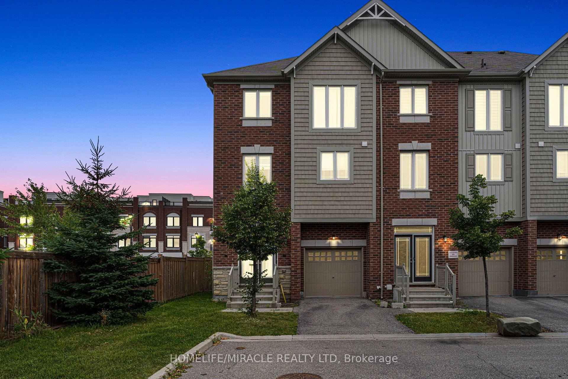 Beautiful 1779 Sq. ft. Corner Townhome Of Bright And Spacious Living !