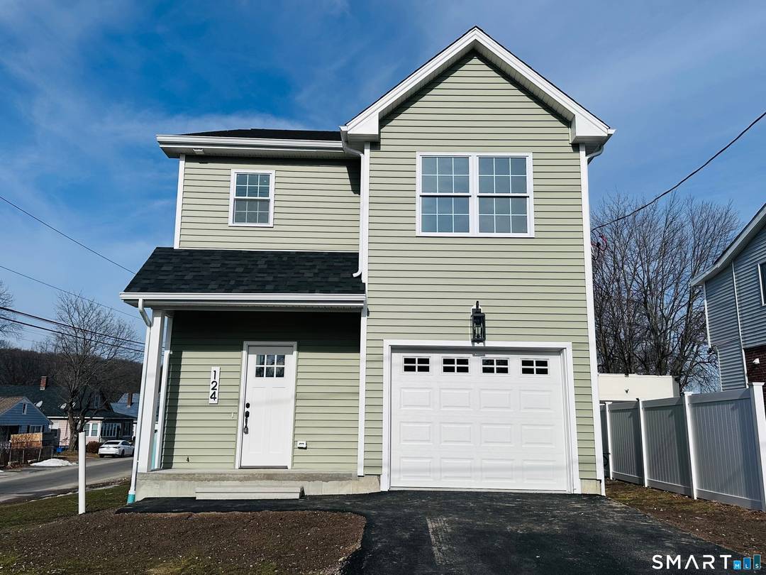 EAST END MAGNIFICENT BRAND NEW COLONIAL THAT FEATURES A EAT IN KITCHEN WITH CUSTOM WHITE CABINETS, QUARTZ TOPS STAINLESS STEEL APPLS THAT OPENS TO A LARGE LIVING RM 3 GENEROUS ...