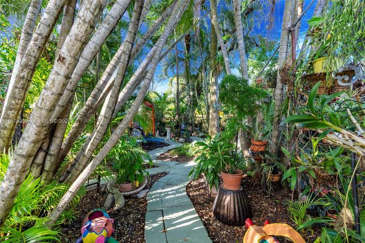 East Coast meets West Coast style with vibrant, retro flair and lush, natural landscaping with exotic fruit trees including banana, ice cream mango, loquat and chocolate pudding trees.