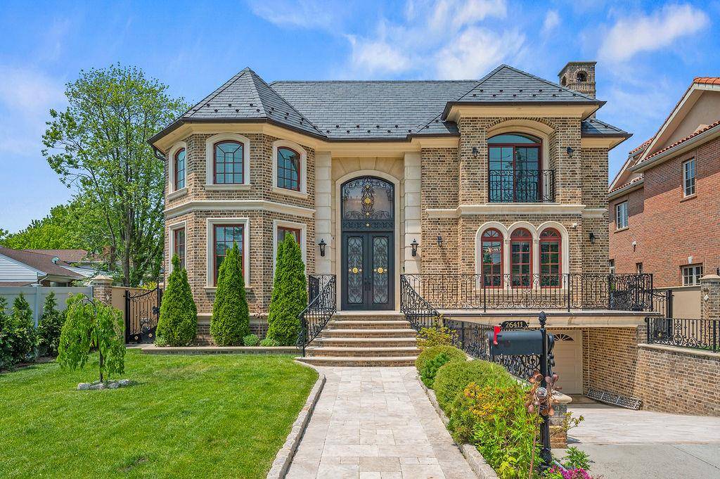 A High End Custom Resort Style Modern Mansion in Little Neck.