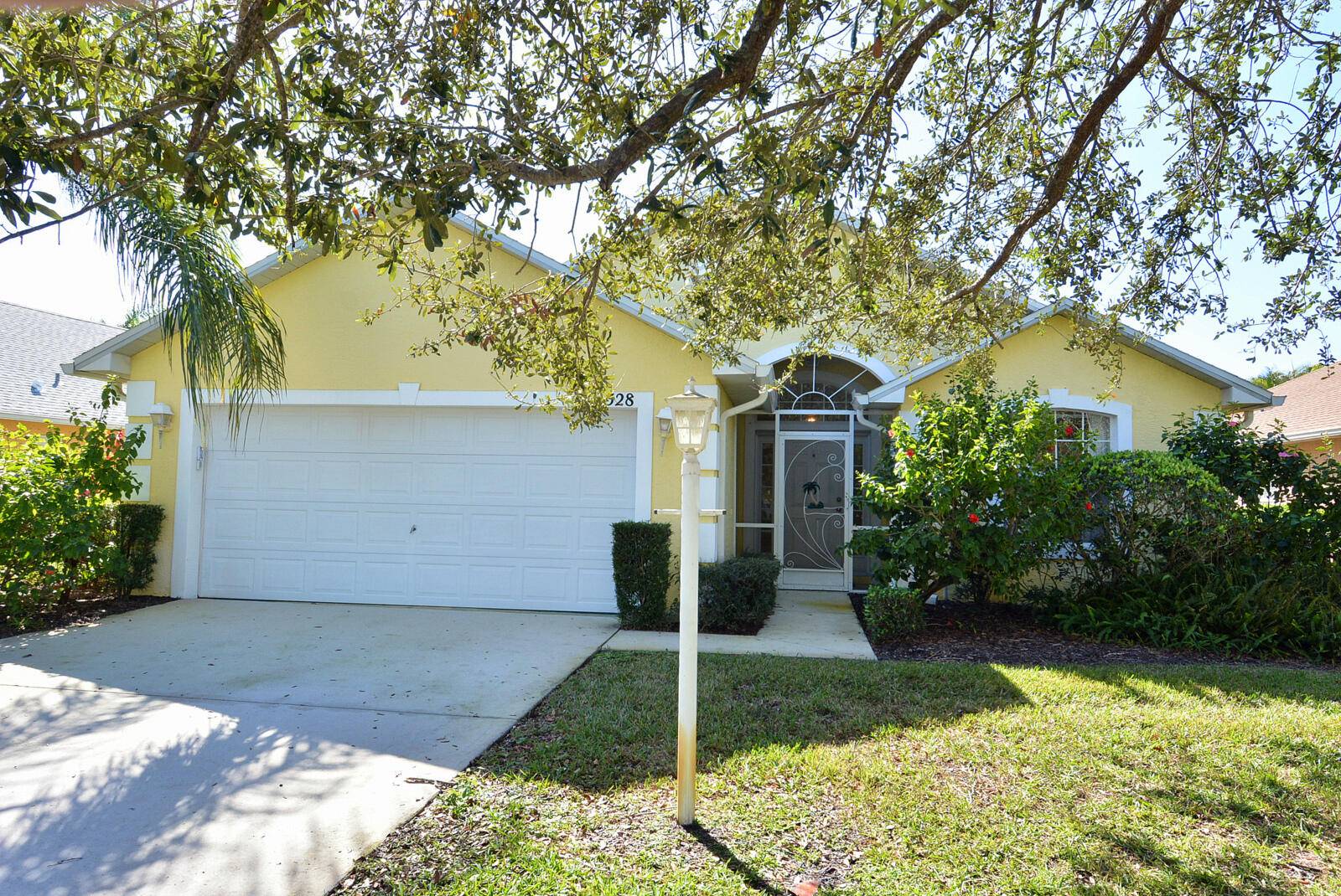 Come and see this beautiful 3 bedroom 2 bath Lake View home in Hammock Cove section of Sawgrass Lakes gated community.