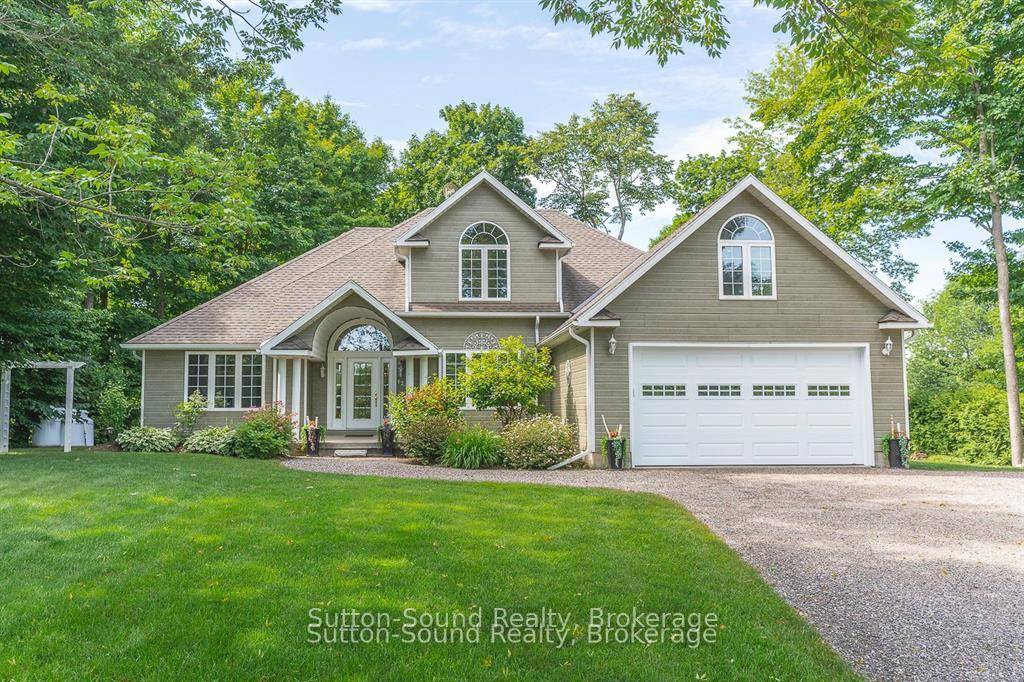 EXECUTIVE HOME ON GOLDEN POND ESTATE !