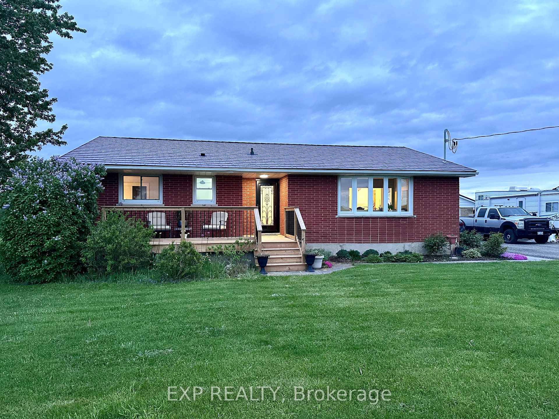 Charming Country Retreat on Hickory Drive Between London amp ; Strathroy on the tranquil and scenic Hickory Drive.