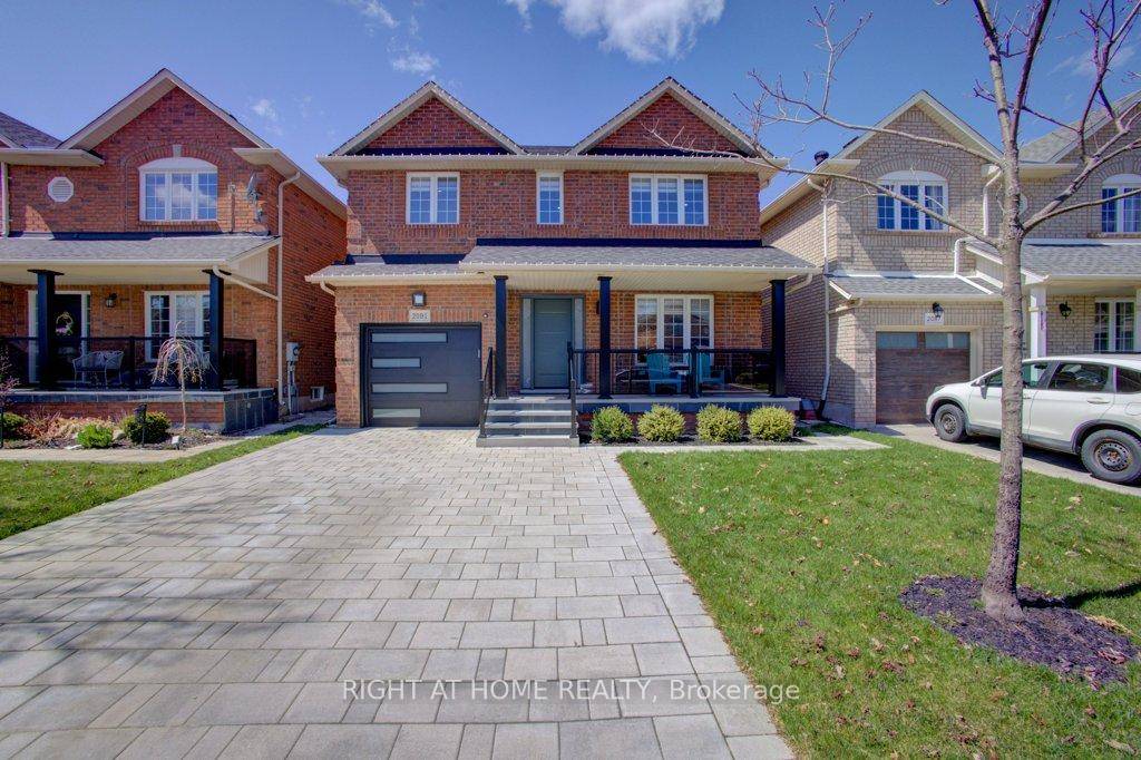 Live in Luxury Upgraded 3 Bed, 3 Bath Detached Showstopper !
