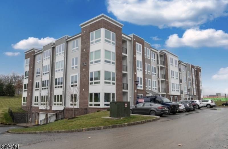 Don't miss this rare opportunity to rent in Del Webb's premier 55 community in Florham Park !