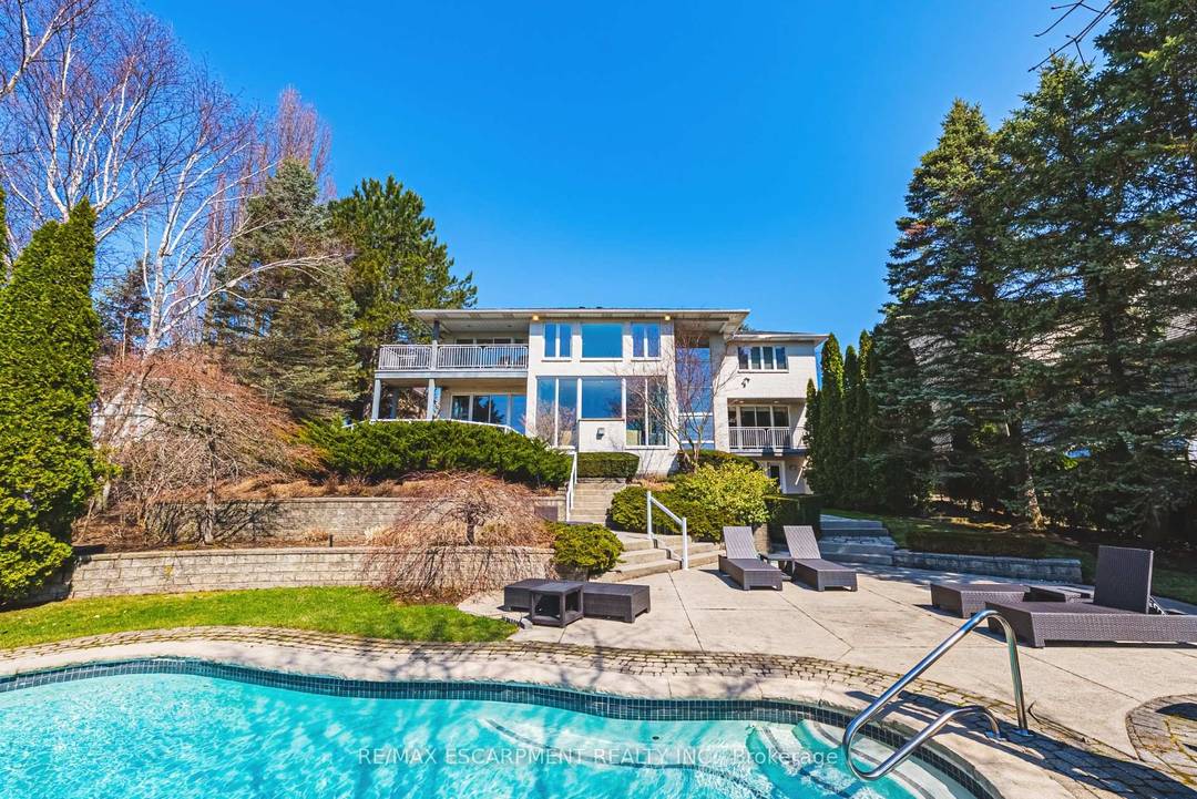 A truly exceptional estate 2 Anslow Court is a rare offering in one of the most prestigious and desirable enclaves in Dundas.