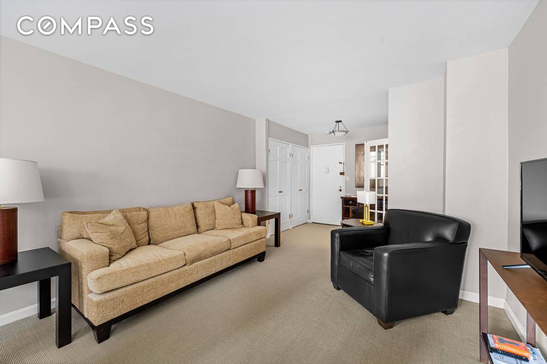 Located on a prime block between Park and Lexington Avenues, Residence 5C at 123 East 75th Street offers a bright and thoughtfully designed studio.