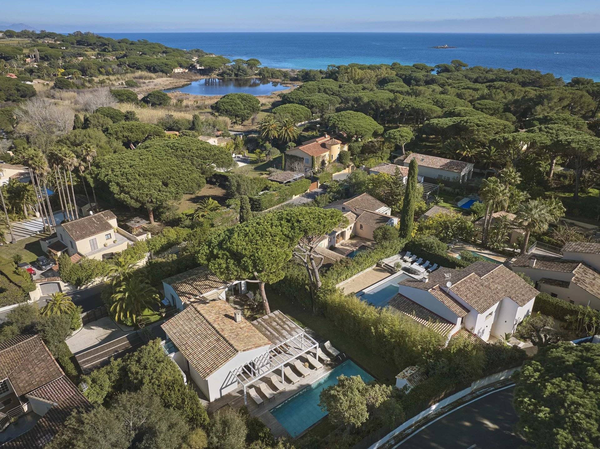 Between the Salins beach and the Pampelonne Bay, within a gated and secure domain.