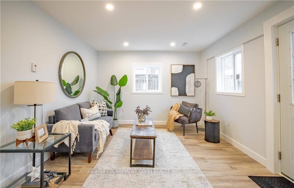 FOR LEASE ! 521 South Pelham Road, Welland Welcome to this beautifully finished 1 bedroom, 1 bath garden suite in the heart of Welland !