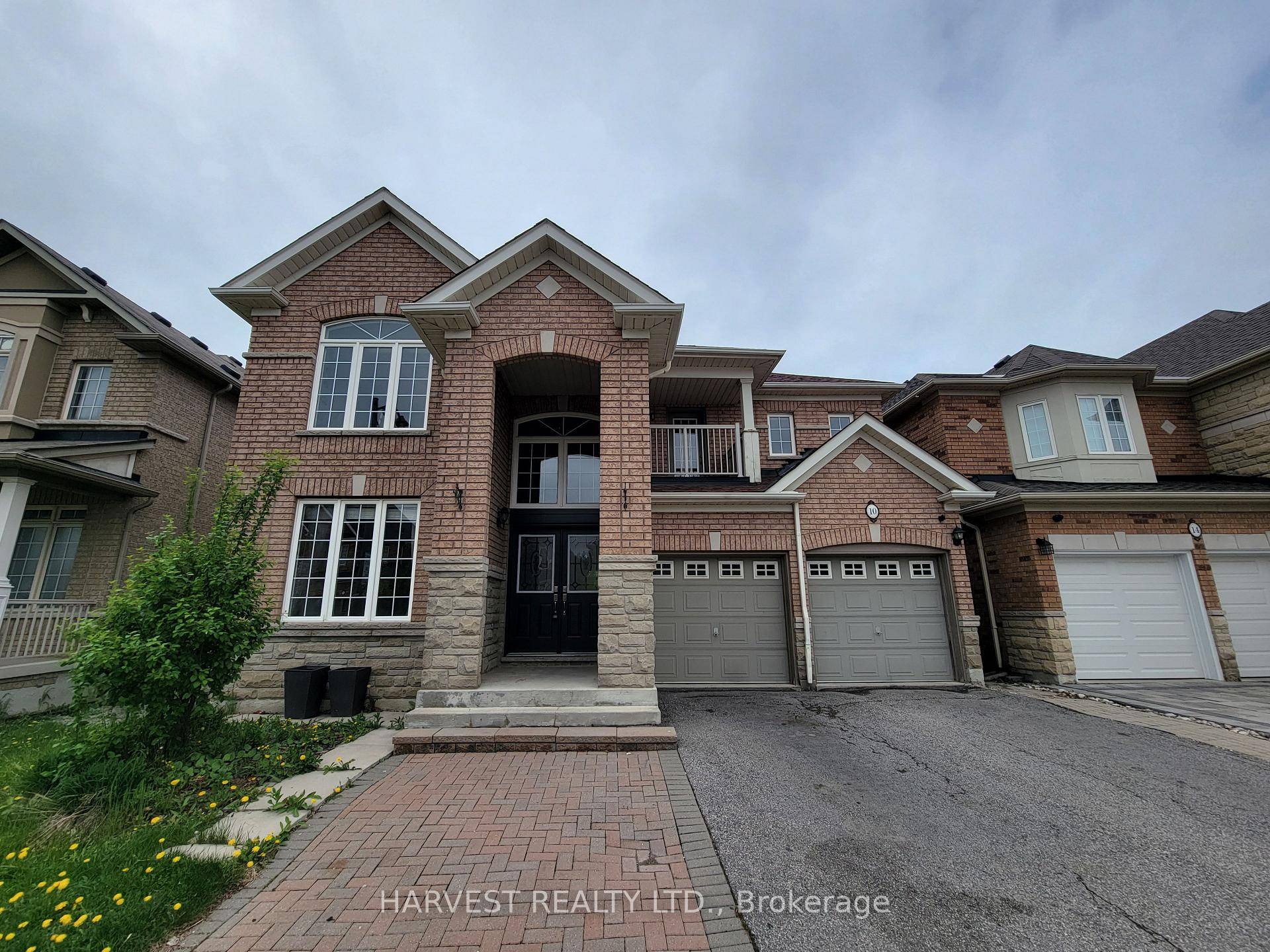 Welcome to this perfect 4 bedr plus den family home, boosts over 4, 000 sq ft of living space.