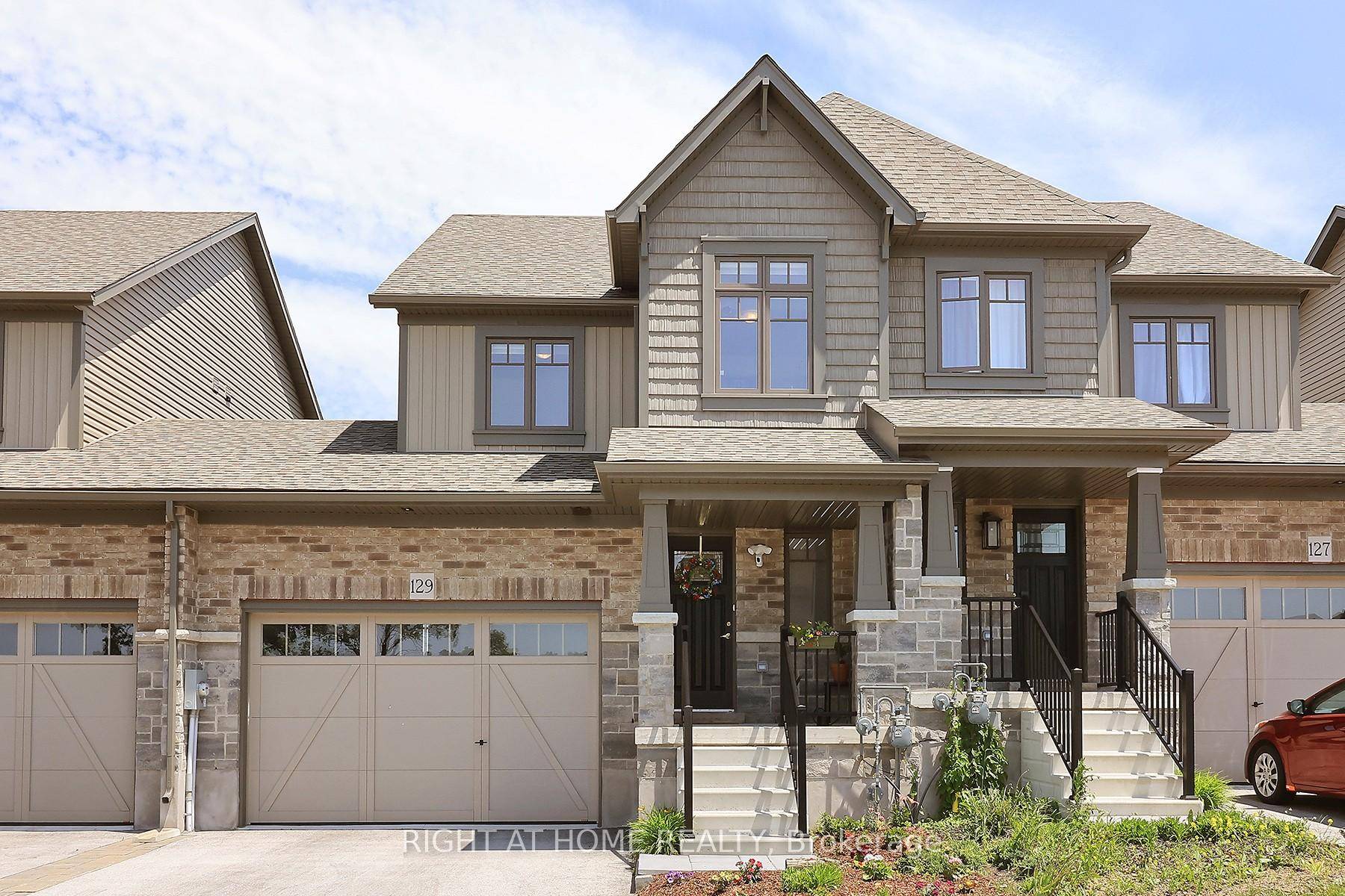 Absolutely Stunning 3 Bedroom Freehold Townhome !