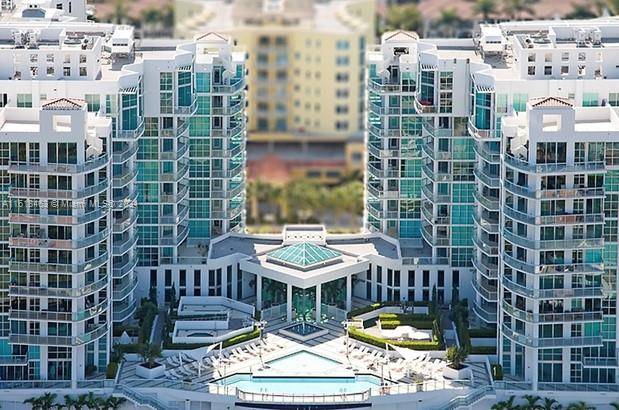 Experience MODERN LUXURY in this Beautiful 2 2 condo w split floor plan in Boutique Waterfront Condo with travertine floors, large balcony, SS appliances, granite countertops, Washer amp ; Dryer, ...