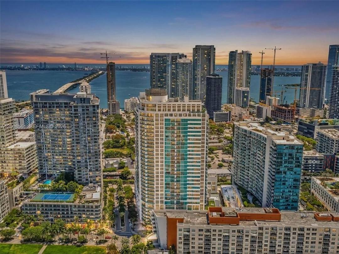 Limited edition duplex living in the heart of Midtown Miami Over 1, 460 SF of elevated space featuring 2 full baths and a unique multi level layout designed for both ...