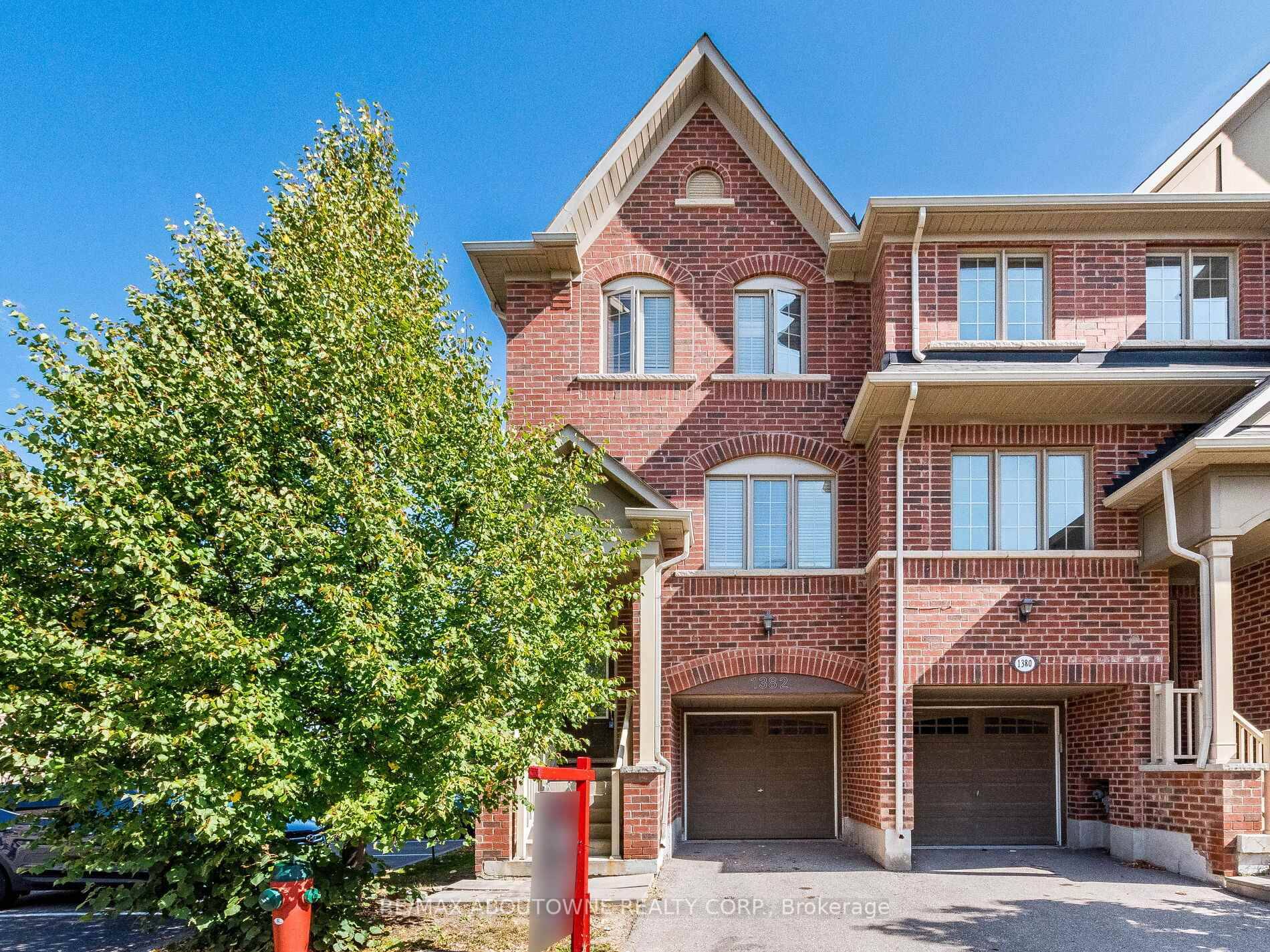 FRESHLY PAINTED Premium Lot Backing onto Park A stunning 3 1 bed 3 bath freehold CORNER end unit townhome in the heart of Mississauga !