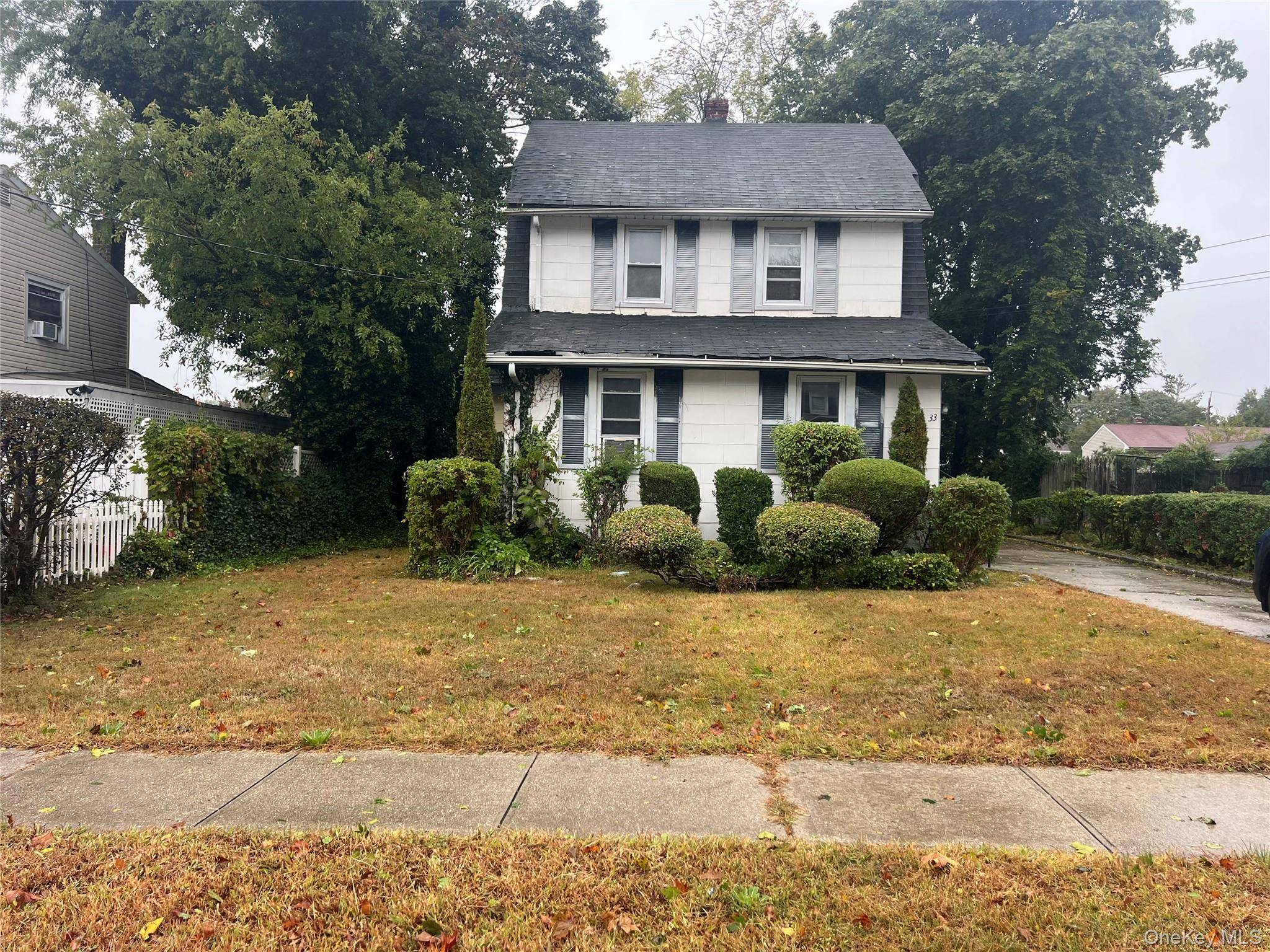 A BEAUTIFUL 3 BEDROOM HOUSE IN THE HEART OF VILLAGE OF FREEPORT.