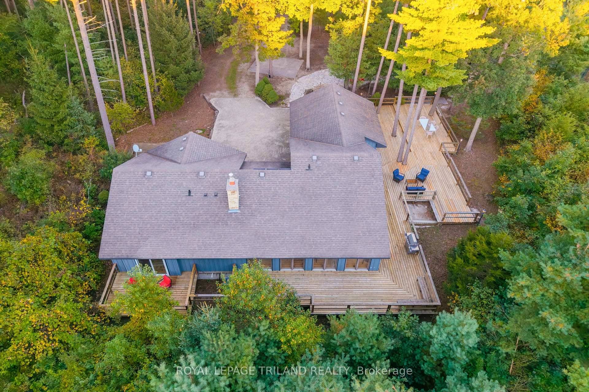 PREMIUM 1 ACRE LOCATION IN HURON WOODS STEPS TO PRIVATE BEACH O' PINES SHORELINE AT THE EDGE OF PINERY PARK TRAILS SPECTACULARLY PRIVATE LOT SURROUNDED BY MATURE FOREST 4.