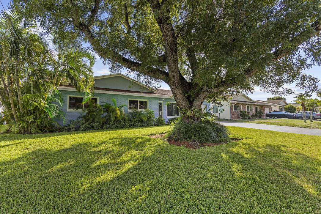 Beautifully updated 4BR 2BA home in Palm Aire Village West NO HOA !
