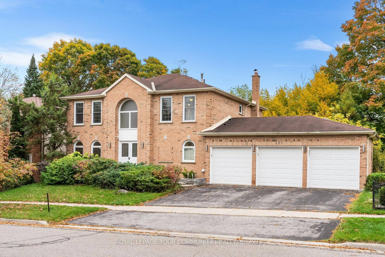 Absolutely Gorgeous Family Home Backing Onto Ravine.