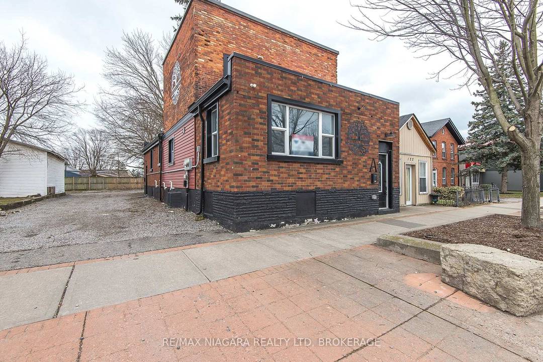 Charming front and back duplex located in the heart of Port Colborne !