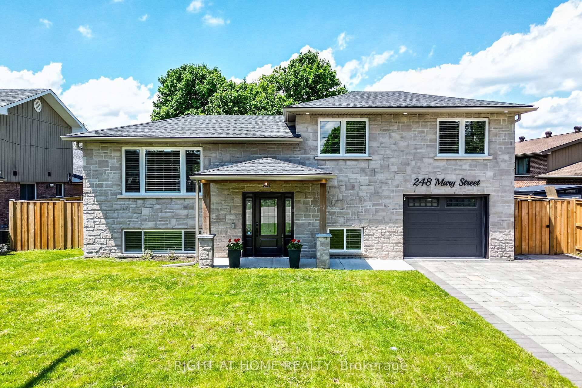 Minutes walk to a Swimmable Sandy Beach amp ; Conservation Area, this completely restored Side Split Bungalow on a large lot is perfectly located in the highly sought after Rockwood ...