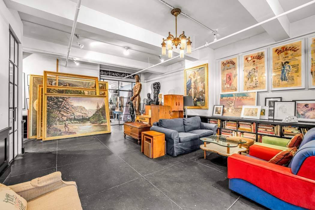 This spectacular full floor Live in Work Loft is in a classic 1920s textiles factory building, blended harmoniously with new construction.