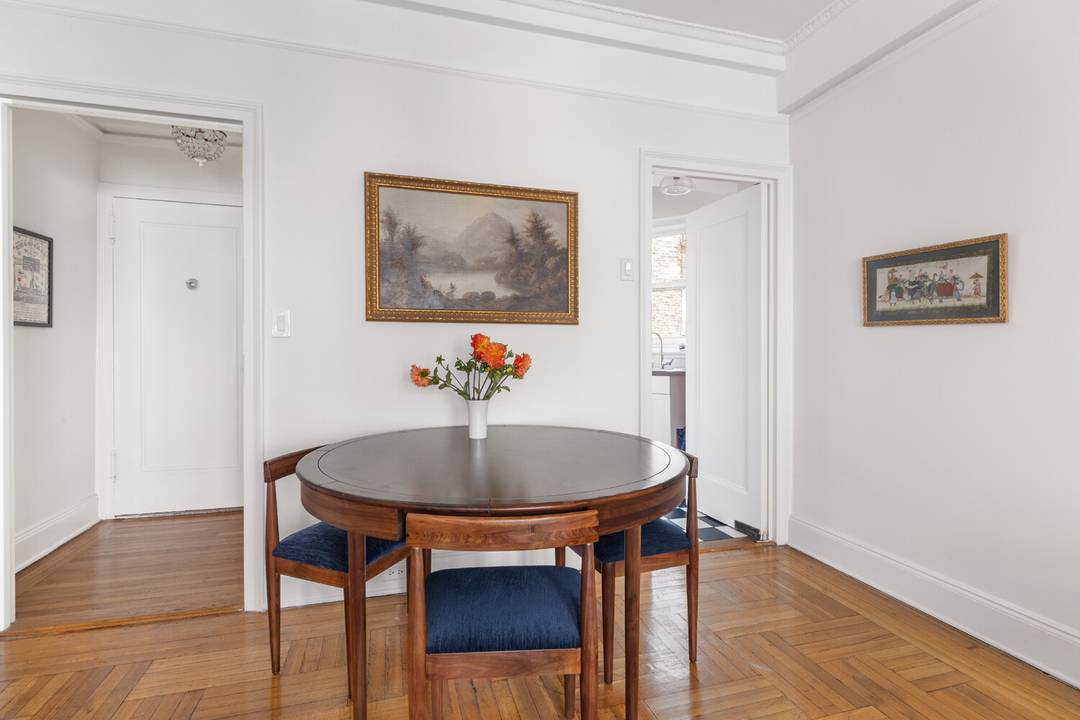 This elegant one bedroom residence is rich in prewar character and ideally located just off Park Avenue in the heart of Lenox Hill.