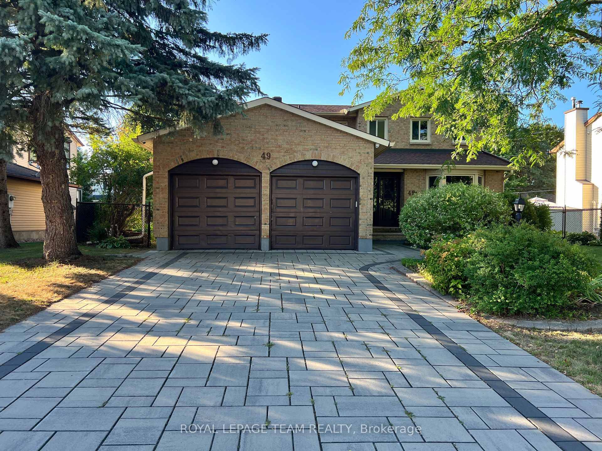 Spacious 4 bed 3. 5 bath house with 2 car garage 6 parking spots in a mature, family friendly neighbourhood.