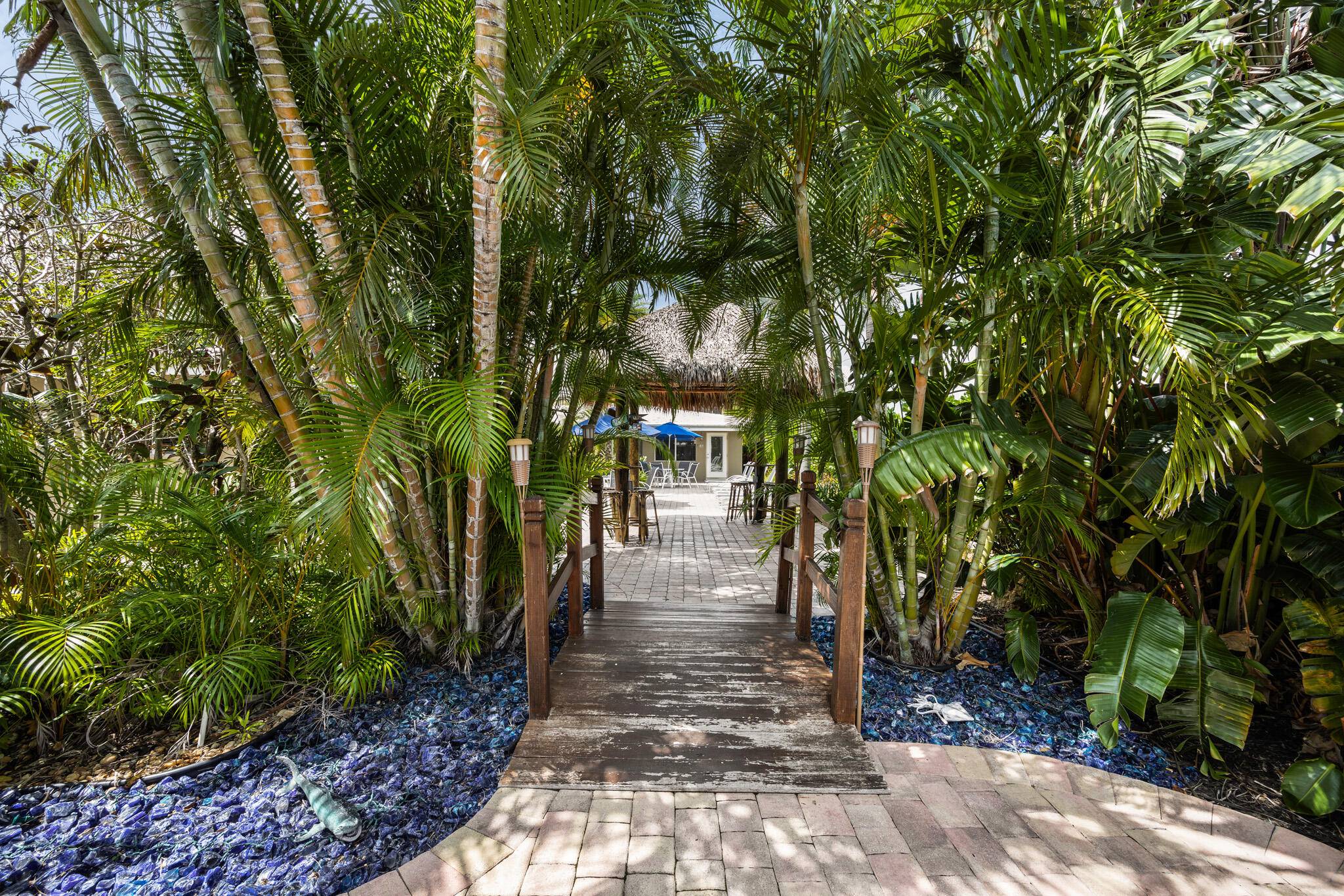 Popular Fort Lauderdale boutique hotel, Casitas Coral Ridge, is a 16 unit garden style hotel in a prestigious Ft.