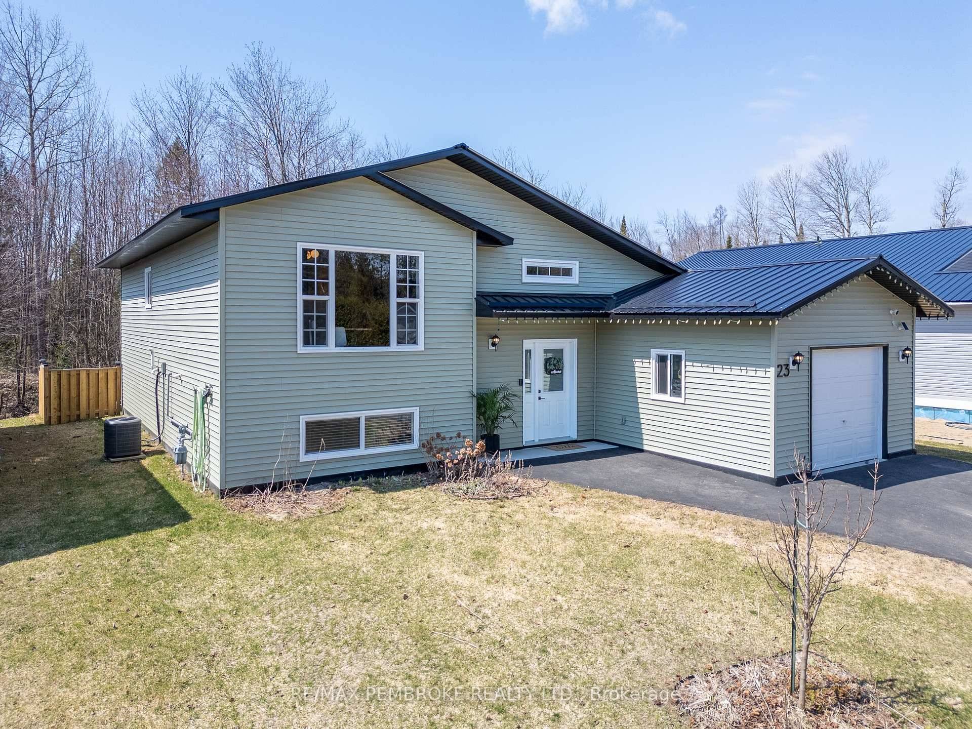 Welcome to your perfect blend of comfort, style, and functionality in the heart of Chalk River, just 15 minutes from Garrison Petawawa !