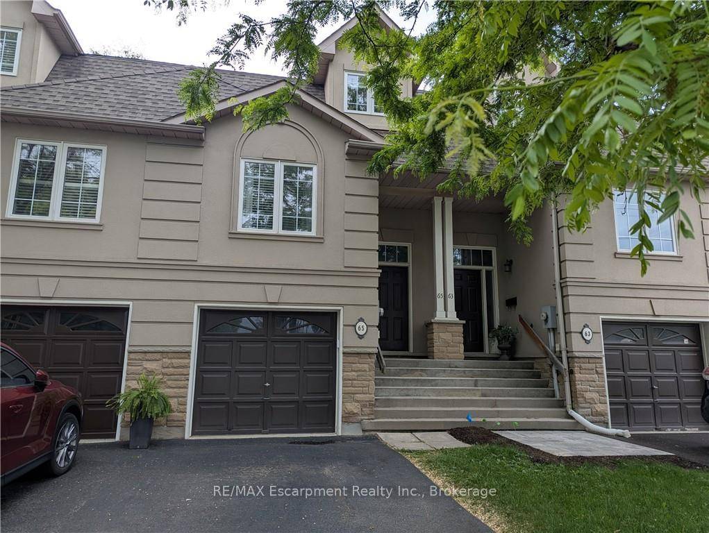 Welcome to 65 Fairwood Place W, Burlington Executive Townhome Living at Its Finest.
