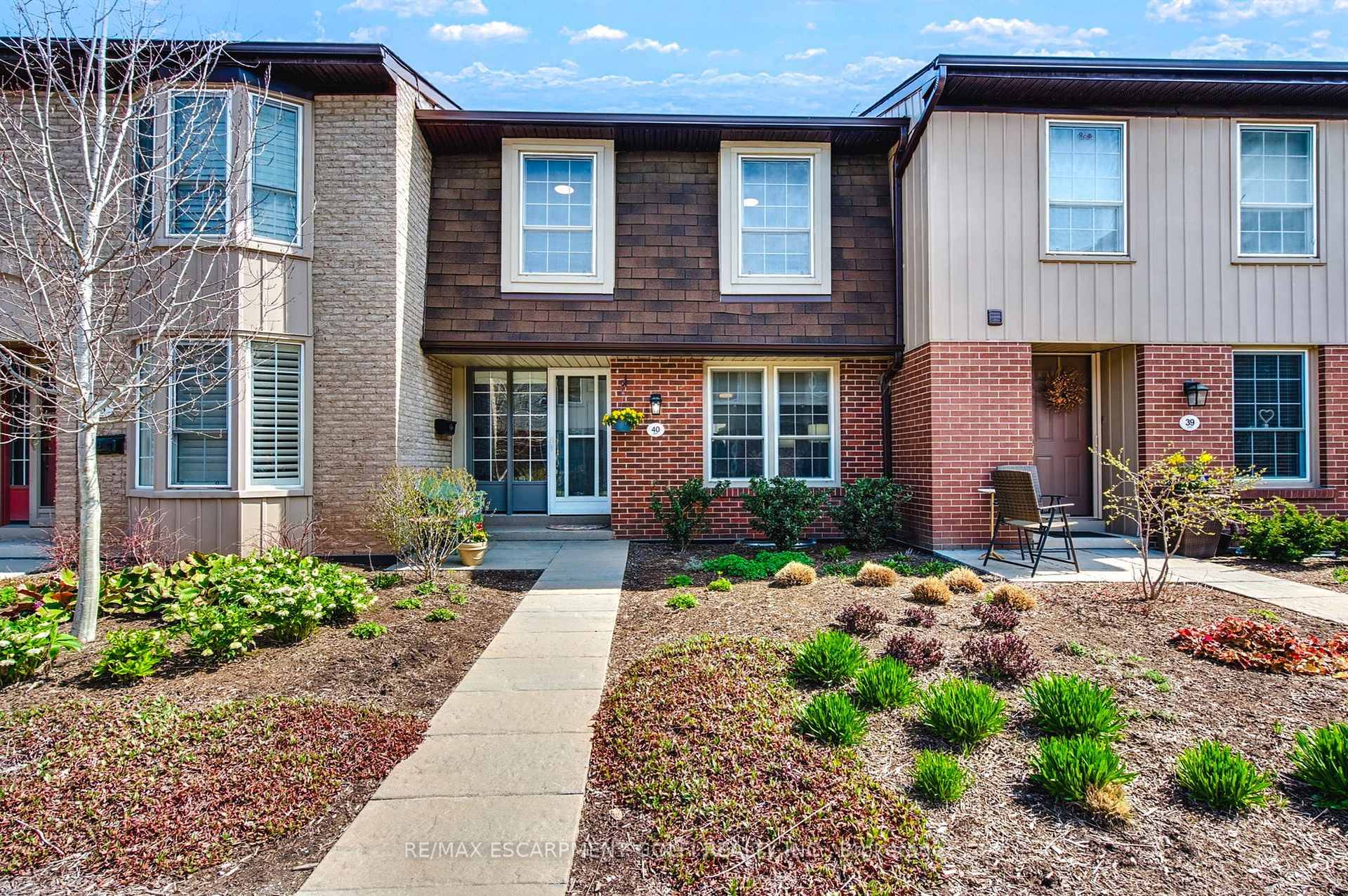 Wow ! Over 1, 600 sq ft of newly refreshed living space in this spacious 3 bed, 4 bath townhome, with direct access to 2 underground parking spaces right beside ...